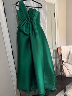 Frascara 4432 Emerald Green One Shoulder Evening Gown Size 8